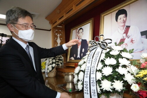 국민의 힘 대권주자인 최시형 전 감사원장이 박정희 생가를 방문해 헌화하고 있다 (사진=김서업 기자)