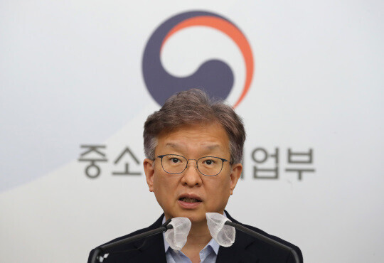 정부가 중·저신용 소상공인을 대상으로 긴급 금융지원에 나섰지만 자영업자 사이에서는 볼멘소리가 나오고 있다. 권칠승 중소벤처기업부 장관. 사진=연합뉴스