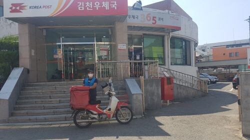 김천우체국 집배원 이응욱씨가 우편물 배달준비를 하고 있다.(사진=김서업 기자)