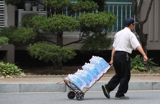 아파트 경비원 등 감시·단속적 근로자의 휴게시설과 근로조건에 대한 기준을 구체화하는 내용의 훈령 개정이 예고됐다. 서울 시내 한 아파트의 경비원 모습으로 기사의 특정 내용과 관계 없음. 사진=연합뉴스