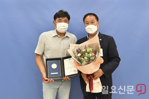 정동균 양평군수가 제76주년 8.15 광복절을 맞아 독립유공자 고(故)홍태식 선생의 손자인 홍기환 광복회원(사진 왼쪽)에게 유공 포상을 하고 있다.