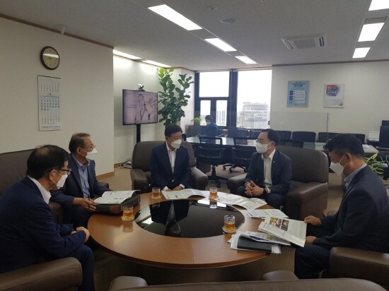 허성곤 김해시장이 산업부를 찾은 모습.