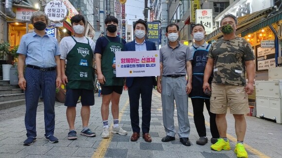 경남도의회 박준호 경제환경위원장이 ‘소상공인 희망 선결제 캠페인’에 동참하는 모습.