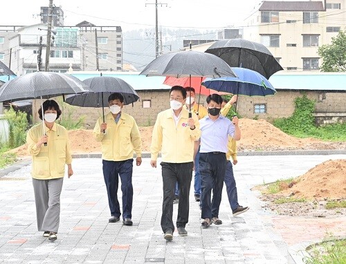 23일 임종식 교육감이 태풍 오마이스 대처 상황을 점검하고 영덕 강구초등학교를 방문해  본관동 개축 상황을 살펴보고 있다. (사진=경북교육청 제공)