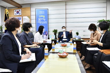 정하영 김포시장은 31일 ‘구래동 찾아가는 시장실’을 열고 주민들로부터 현장 건의 사항을 청취하고 현안을 논의했다./사진=김포시 제공