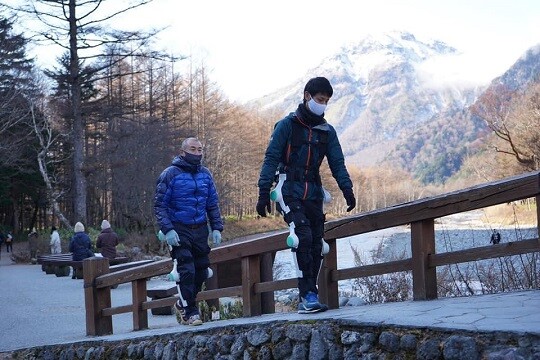 입는 로봇 '클라라'를 착용하고 트레킹을 하는 사람들. 사진=어시스트모션 홈페이지