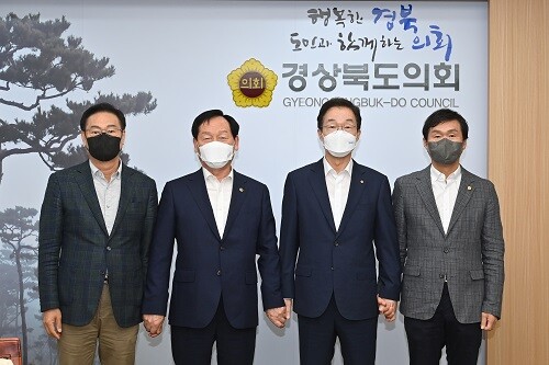 지난 2일 경북도의회 의장실에서 임종식 교육감, 고우현 경북도의회 의장, 조현일 교육위원회 위원장, 최병준 예산결산특별위원회 위원장이 기념촬영을 하고 있다. (사진=경북교육청 제공)