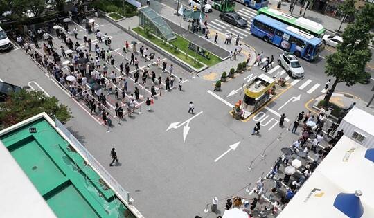 서울 강남구 강남보건소 선별진료소에 시민들이 코로나19 검사를 받기 위해 줄을 서 있다. 사진=박정훈 기자