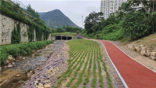 해반천 산책로 개설사업 완공 모습.