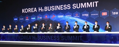 9월 8일 경기도 고양 킨텍스에서 '2021수소모빌리티+쇼' 개막에 앞서 열린 'H2 비즈니스 서밋'에 참석한 주요기업 총수들이 사진촬영을 하고 있다. 왼쪽부터 허정석 일진홀딩스 부회장, 최윤범 고려아연 부회장, 이규호 코오롱그룹 부사장, 박정원 두산그룹 회장, 허세홍 GS그룹 사장, 신동빈 롯데그룹 회장, 최태원 SK그룹 회장, 정의선 현대차그룹 회장, 최정우 포스코그룹 회장, 김동관 한화그룹 사장, 정기선 현대중공업지주 부사장, 조현상 효성그룹 부회장, 구동휘 E1 대표, 김상범 이수그룹 회장.  사진=연합뉴스