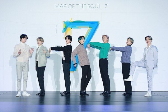 그룹 방탄소년단(BTS)이 2020년 2월 24일 오후 서울 코엑스에서 열린 'MAP OF THE SOUL : 7' 글로벌 기자간담회에서 포즈를 취하고 있다. 사진=소속사 제공