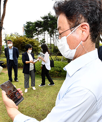 이철우 지사가 경북 공공배달앱 공식 오픈 일에 맞춰 직접 치킨을 주문하고 있다 (사진=경북도 제공)