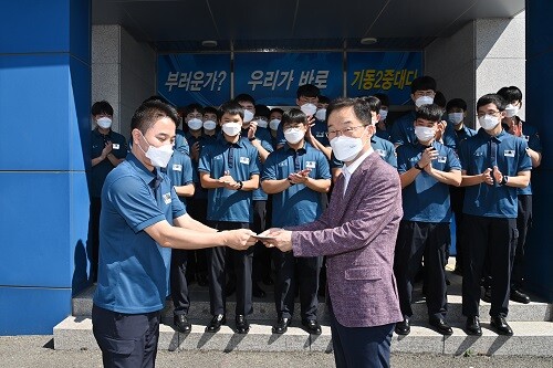 지난 11일 경북경찰청 기동2중대를 찾아 의무경찰을 격려하고 위문금을 전달하고 있다 (사진=경북교육청 제공)