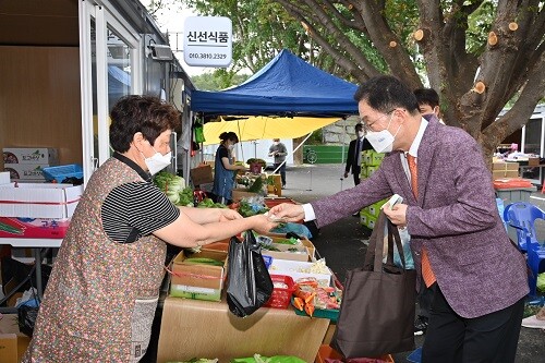 임종식 교육감이 16일 영덕임시시장을 방문해 장을 보고 있다 (사진=경북교육청 제공)