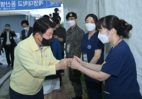 대구시가 최근 베트남 호치민시에 성금을 조성해 전달했다. 사진은 권영진 시장이 중앙교육연수원 생활치료센터를 방문한 모습 (사진=대구시 제공)
