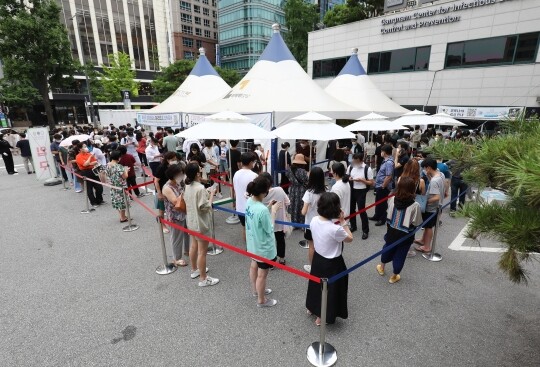 추석 연휴 직후부터 코로나19가 급격히 확산 중이다. 방역당국에 따르면 25일 0시부터 오후 6시까지 전국에서 코로나19 양성 판정을 받은 신규 확진자는 총 1980명으로 집계됐다. 사진=박정훈 기자