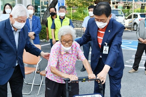 어르신을 부축하고 있는 전진선 의장.