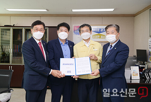 양평군의회 전진선 의장(사진 왼쪽)이 가평군의회 배영식 의장, 연천군의회 최숭태 의장과 함께 28일 경기도를 방문, 수도권 사회적 거리두기 탄력 적용을 건의했다.