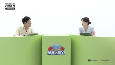 토크콘서트 1부 ‘함께하는 피임’에서 홍혜리 산부인과 전문의가 상호 피임의 중요성과 다양한 피임법에 대해 알려주고 있다./사진=인구보건복지협회 제공