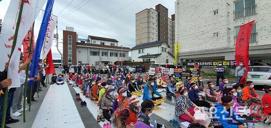 근남면축산단지반대통곡투쟁위원회와 주민들이 축산단지 조성 반대를 외치며 통곡시위를 하고 있다.(사진=일요신문)