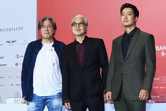 배우 최민식(왼쪽부터), 임상수 감독, 박해일이 6일 오후 부산 해운대구 영화의전당 중극장에서 열린 제26회 부산국제영화제(BIFF) 개막작 '행복의 나라로' 기자회견에서 포즈를 취하고 있다. 사진=연합뉴스