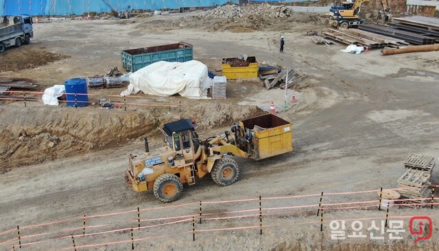 주된 용도 사용제한 산업안전관리법을 위반한 페이로더가 신호수 없이 이동 중이다.