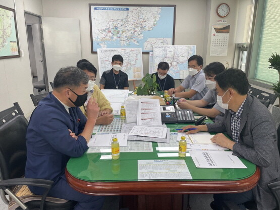 오규석 기장군수가 부산시를 찾은 모습.
