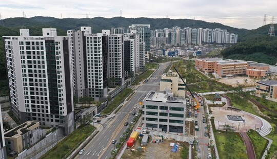 이재명 경기지사와 자산관리업체 화천대유자산관리 등을 둘러싸고 정치권에서 특혜 논란이 일고 있는 가운데 10월 11일 경기 성남시 분당구 대장동 개발사업 현장에서 작업이 진행되고 있다. 사진=임준선 기자