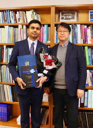 계명대 제약학과 이상길 교수 연구팀이 단백직 약물인 인슐린 경구전달용 나노약물전달시스템에서 성과를 내 논문이 국제학술지에 실렸다. 사진 왼쪽 바샬 산토시, 오른쪽 이상길 교수. <계명대 제공>