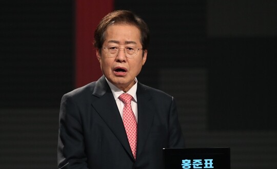 10월 15일 서울 마포구 상암 MBC에서 국민의힘 대선 경선후보 일대일 맞수토론을 준비하고 있는 홍준표 의원. 사진=국회사진취재단