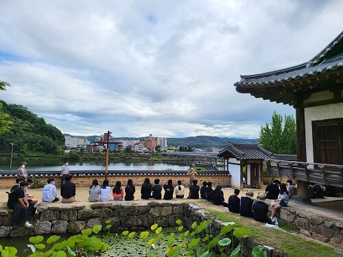 지난달 24일 학생들이 임청각 탐방을 하고 있다. (사진=경북교육청 제공)