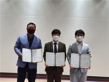 협약식 모습. 왼쪽부터 이재선 경남 지역혁신플랫폼 스마트제조 엔지니어 사업단장, 김균동 ㈜우리웍스 대표
