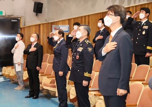 21일 대구경찰청이 제76주년 기념식 행사를 개최하고 유공자 포상을 진행하며 노고를 치하했다.