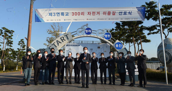 인천시는 중구청, 서구청, 옹진군 등 3개 자치단체와 25일 서구 정서진에서 ‘제3연륙교 300리 자전거 이음길’을 선포하고 업무협약을 체결했다/사진=인천시 제공