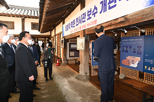 김부겸 국무총리가 26일 경북 안동 임청각을 방문하고 있다 (사진=국무조정실 제공)