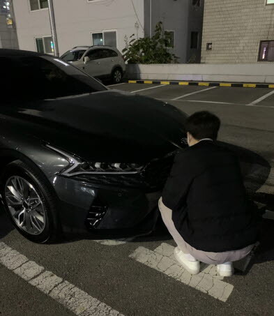 성남시 공무원이 체납 차량을 찾아내 번호판을 떼고 있다. 사진=성남시 제공