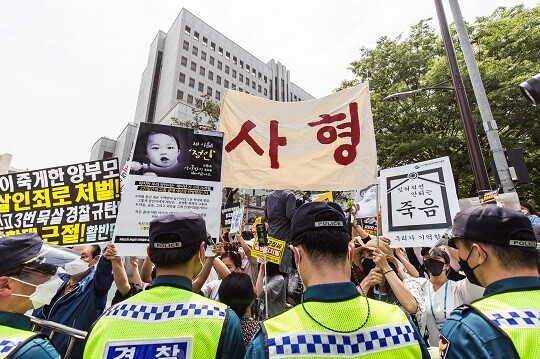 검찰이 생후 16개월 된 정인 양을 학대해 숨지게 한 혐의를 받는 양모 장 아무개 씨에게 2심에서도 사형을 구형했다. 사진=최준필 기자