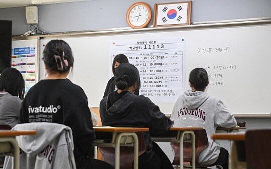 지난 3월 전국연합학력평가가 치뤄지는 서울 강남구 압구정고등학교에서 학생들이 문제지를 받고 대기하고 있는 모습. 사진=사진공동취재단