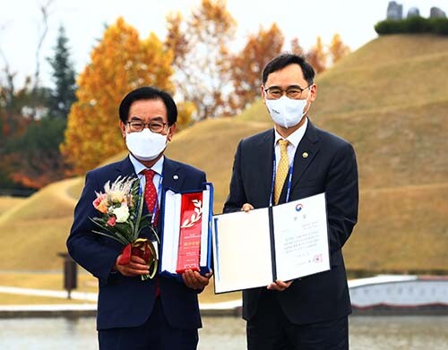 사진 왼쪽 백선기 칠곡군수, 오른쪽 정종철 교육부차관 (사진=칠곡군 제공)