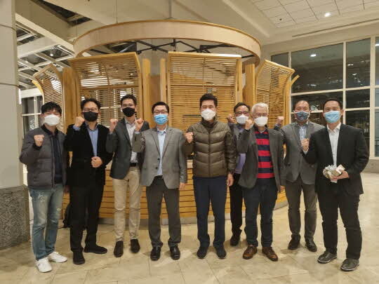 왼쪽부터 김정표 미래전략산업과장, 박상태 COREE 미국법인 대표, 허준열 하버드 의대 교수, PETER 강 하버드 의대 교수, 이강덕 포항시장, 김승빈 VALO사 부사장, 고종성 제네스코 대표, 백익현 재미한인제약인협회 보스턴 지회장, 박종철 메사추세츠 종합병원 박사 <포항시 제공>