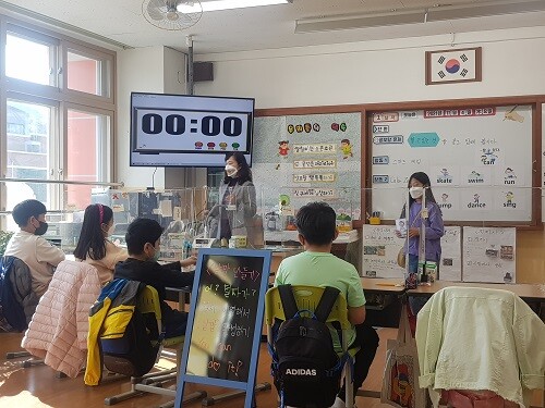 아천초 정현주 교사가 영어수업을 진행하고 있다. (사진=경북교육청 제공)