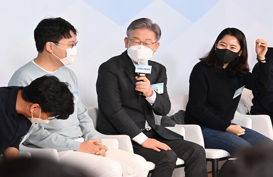 이재명 더불어민주당 대선 후보가 11월 8일 오전 서울 성동구 패스트파이브 서울숲점에서 열린 스타트업 정책 토크에 참석해 인사말을 하고 있다. 사진=국회사진취재단