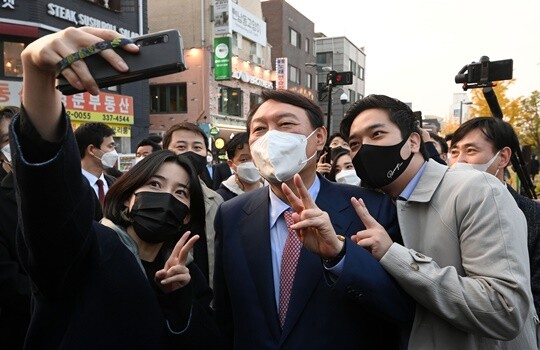 윤석열 국민의힘 대선 경선 후보가 11월 3일 서울 마포구 경의선숲길을 방문해 청년 지지자들과 기념촬영을 하고 있다. 사진=국회사진취재단