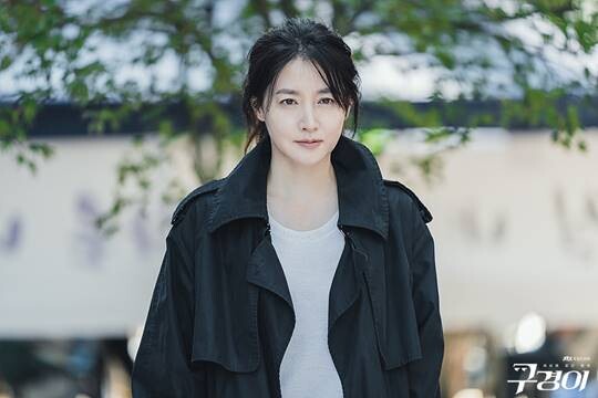 이영애 컴백작 JTBC 드라마 ‘구경이’의 시청률 성적이 다소 초라하다. 반면 넷플릭스에서는 11월 8일, 9일 연이어 국내 TOP 10 TV 프로그램 순위에서 1위 자리를 지켰다. 사진=JTBC ‘구경이’ 홈페이지