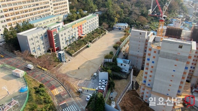 DL이앤씨가 비산먼지까지 날리며 학생들의 건강에 악영향을 주면서도 합의서가 있다는 이유로 대책마련에 손을 놓고 있다.