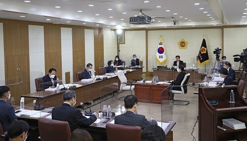 15일 대구시의회 경제환경위원회가 일자리투자국 행정사무감사에서 청년 부채 증가 대구형 상생 일자리 사업의 실효성 등 일자리 분야 전반에 걸쳐 질의하고 있다 (사진=대구시의회 제공)