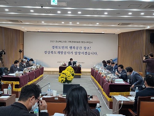 12일 경북도의회 기획경제위원회가 경북바이오산업연구원과 경북도개발공사에 대한 2021년도 행정사무감사를 벌이고 있다 (사진=경북도의회 제공)