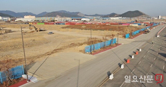 부산신항 서컨테이너 야적장 공사장이 비산먼지억제시설물도 갖추지 않고 공사를 강행해도 아무런 제약이 없다.