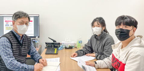 인하대학교 제조혁신전문대학 첨단소재공정공학전공 ‘숲’ 팀이 2021 산학 프로젝트 챌린지에서 KIAT 원장상을 수상했다. 사진 왼쪽부터 지도교수인 장병록 첨단소재공정공학과 교수와 김수빈, 강현우 학생. 사진=인하대 제공