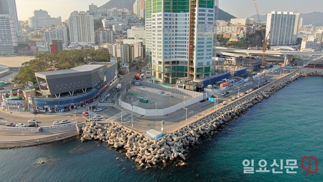 부산시 송도해상케이블카가 위치한 최고의 명당자리에 자리잡은 주상복합아파트 모습